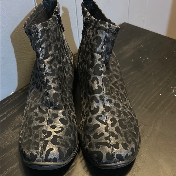 Walking Cradles Shoes - Walking Cradles Black Ankle Booties with Metallic Leopard Print size 9.5